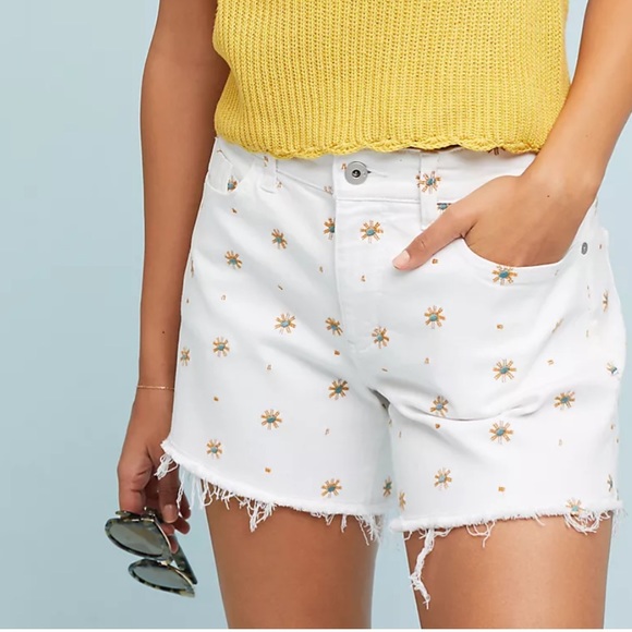 PILCRO AND THE LETTERPRESS STARBURST DAISY EMBROIDERED WHITE SHORTS SLIM BF FIT - Picture 4 of 10